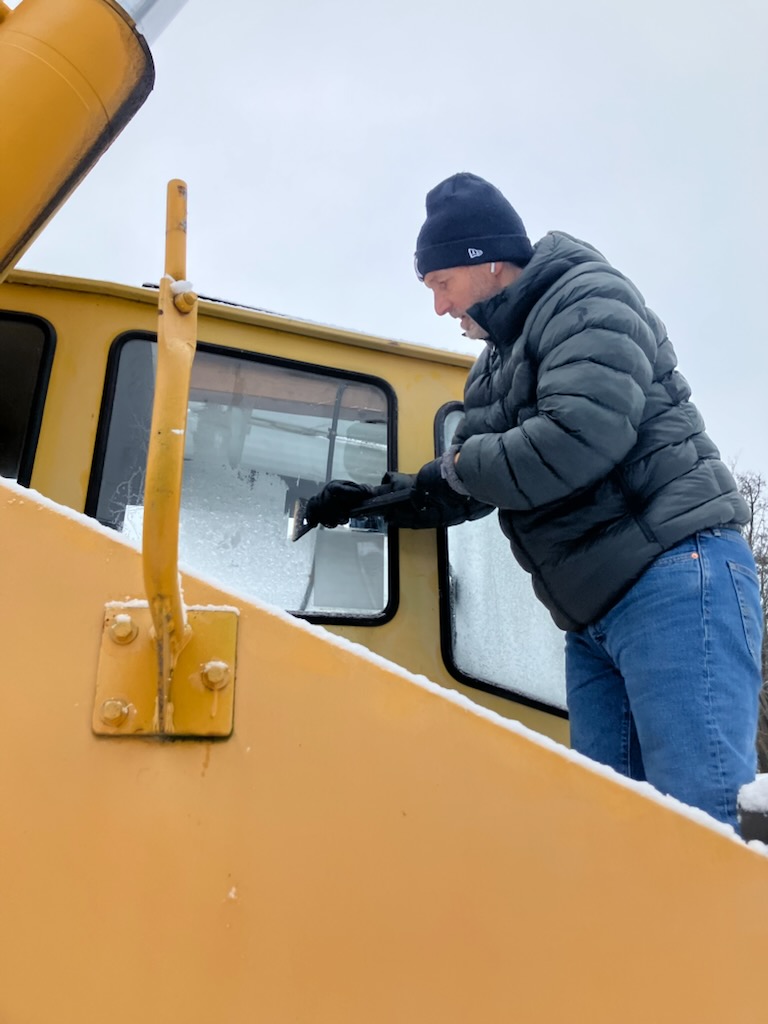 micke skrapar ruta på kranbilen